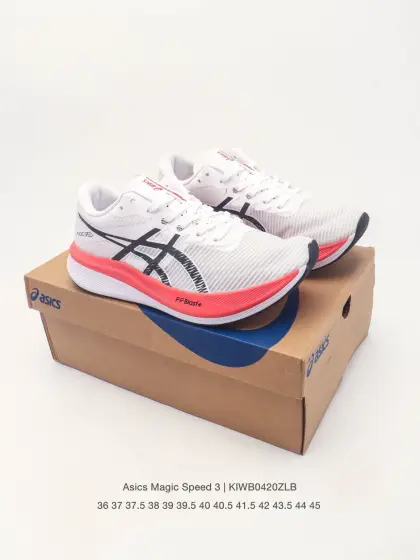 【公司级】ASICS亚瑟士竞速型碳板跑鞋MAGIC SPEED 3 运动鞋 厚底增高老爹鞋 ▪升级全掌碳板结构,并置入双层中底材料间帮助跑者掌握运动节奏,在跑动过程中提供更加强大的推进力.▪中底科技升级为双层FF BLAST PLUS,较上一代轻弹进阶,实现更加澎湃的脚感.▪轻质的单层网纱鞋面,采用高透气的Nexkin材料,速度型鞋面贴合双足,在冲刺过程中为跑者提供充足的稳定性,有效避免足部在鞋仓内晃动.▪加宽的大底设计,让跑者的每一步都更佳顺畅、稳定、平衡,配合ASICS GRIP轻量橡胶材质,为跑者提供出色抓地力. 类型:男女鞋 货号:1011B703-400 含半码 编码:KIWB0420ZLB